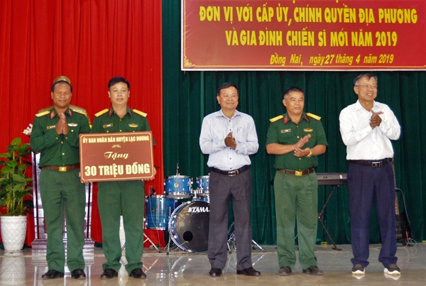 Lãnh đạo các địa phương trao biểu trưng tài trợ Trung đoàn 88 xây công trình kỷ niệm 70 năm thành lập đơn vị