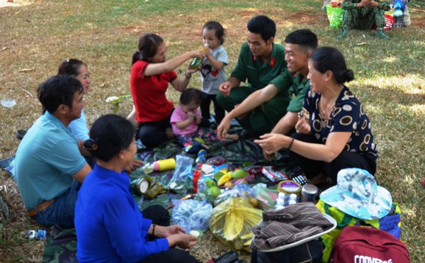 Các chiến sĩ mới chung vui cùng người thân ngay dưới những tán cây xanh, ghế đá của đơn vị