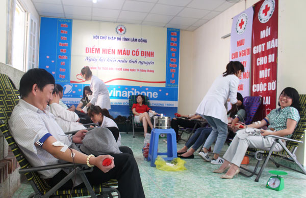 CNVCLĐ tỉnh tham gia ngày hội hiến máu do LĐLĐ tỉnh tổ chức