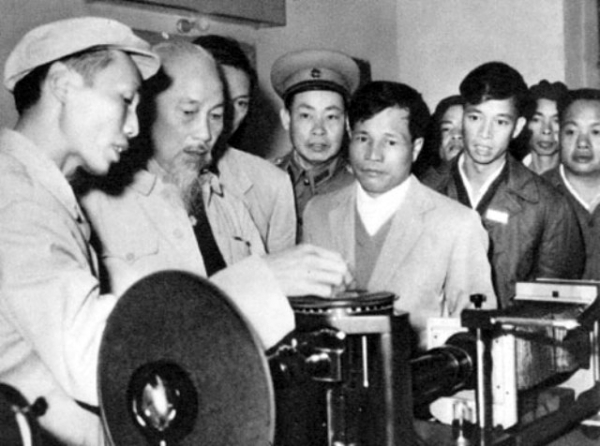Chủ tịch Hồ Chí Minh thăm xưởng cơ khí (Nhà máy Gang thép Thái Nguyên) ngày 1/1/1964. Ảnh: Tư liệu