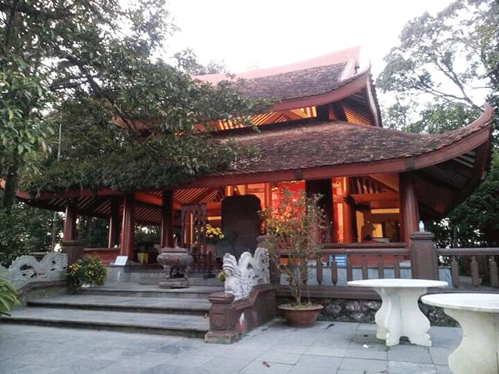 Lên đỉnh núi Vua viếng đền thờ Bác