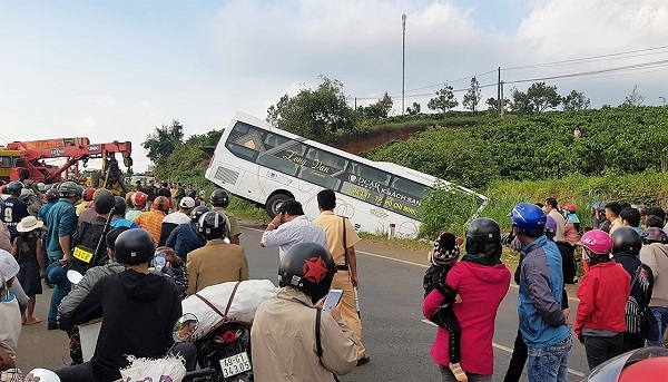 Né xe con, xe khách lao đầu xuống vực