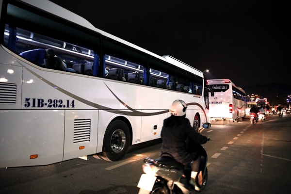Xe cây, hay còn gọi là xe khách loại lớn lưu thông ở khu vực trung tâm thành phố vào tối 29/4