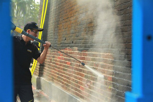 Ngọ Môn Huế đang hoàn tất những công đoạn cuối cùng của dự án làm sạch bằng kỹ thuật mới này.