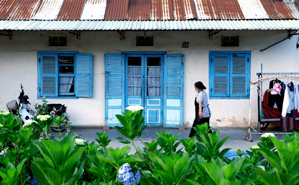 Một căn nhà gỗ truyền thống của cư dân Ấp Ánh Sáng.