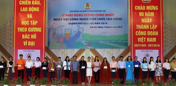 Tặng quà cho các CNVCLĐ có hoàn cảnh khó khăn