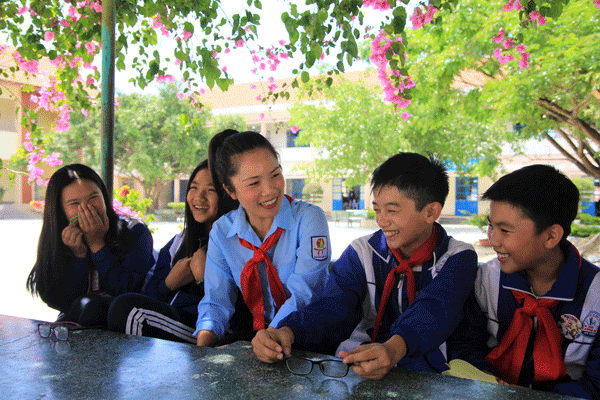 Cô giáo mang khăn quàng đỏ