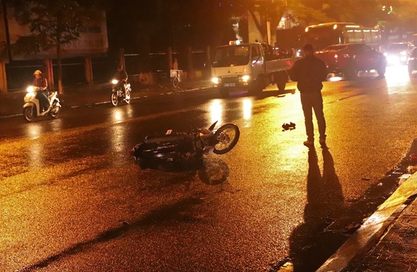 Xe tải lấn đường va chạm với xe máy, 2 người nguy kịch
