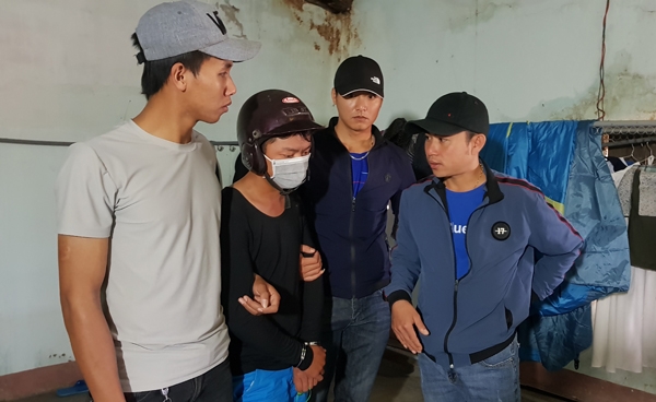 Nghi can Lương Hoàng Vũ (người đeo khẩu trang) hợp tác với cơ quan chức năng dựng lại hiện trường vụ án mạng