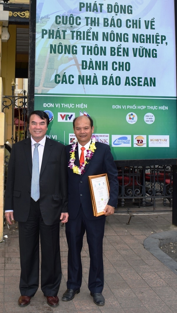 Phó Chủ tịch UBND tỉnh Lâm Đồng Phạm S (bên trái) tham dự và chúc mừng nhà báo Lâm Đồng đoạt giải cuộc thi báo chí toàn quốc về nông thôn mới gắn với tái cơ cấu ngành nông nghiệp năm 2018.  