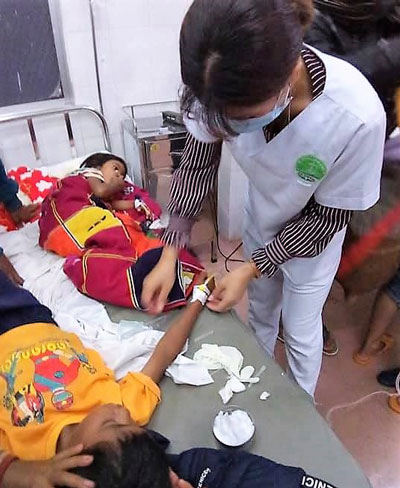 Nhiều trẻ em bị ngộ độc được các y, bác sĩ cấp cứu, điều trị