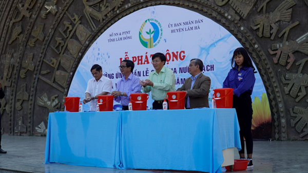 Đại biểu và đại diện học sinh thực hành quy trình 6 bước rửa tay với xà phòng theo khuyến cáo của Bộ Y tế