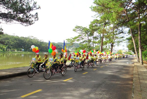 Phật tử tham gia diễu hành xe hoa kính mừng Đại lễ Phật đản Vesak 2019