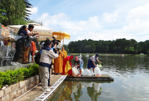Lễ phóng sinh mở đầu cho hoạt động của chương trình Đại lễ Phật đản Vesak 2019 tại Đà Lạt