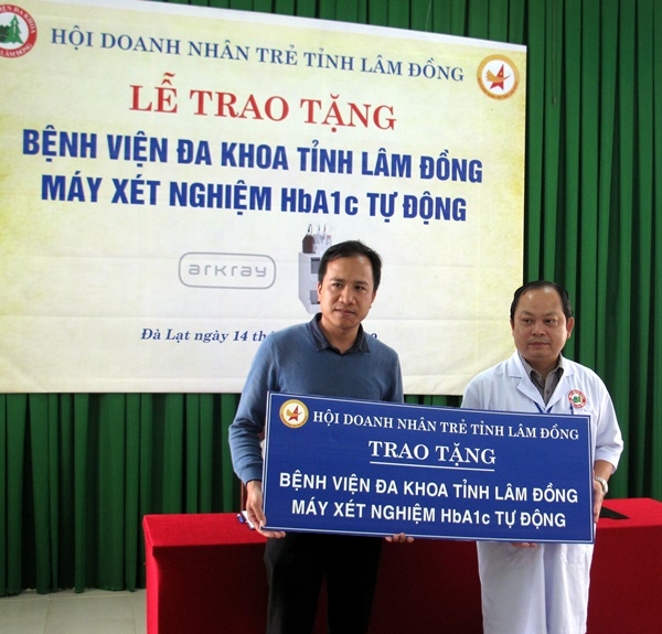 Anh Hồ Trung Thăng - Phó Chủ tịch Hội Doanh nhân trẻ Lâm Đồng trao bảng tượng trưng máy xét nghiệm trị giá 662 triệu đồng cho BVĐK tỉnh