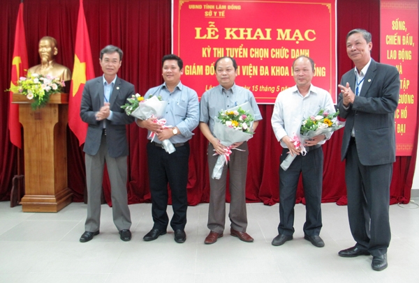 Lãnh đạo Ban Tổ chức Tỉnh ủy và Sở Nội vụ tỉnh tặng hoa chúc mừng các ứng viên tham dự kỳ thi tuyển