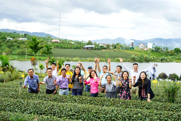 Bà Nguyễn Phương Uyên - Giám đốc Công ty trà Long Đỉnh, khẳng định: Dù bạn là ai, bạn đến từ đâu, với 2 ngày 1 đêm trọn vẹn ở những đồi trà olong xanh mượt tại Khu du lịch nông nghiệp công nghệ cao Long Đỉnh (thôn Phúc Tân, xã Phúc Thọ, huyện Lâm Hà), bên hồ nước trong vắt mênh mang, giữa thung lũng màu mỡ, yên bình, bạn sẽ rất thích thú thưởng thức những tách trà olong do chính bạn làm ra và tự bạn pha chế, bạn sẽ có thói quen lắng nghe hương vị mỗi khi nâng ly trà như một người “sành điệu”.... Và hy vọng, khi đã chứng kiến  quy trình chế biến từ ngọn trà tươi tới viên trà thành phẩm, trở về, bạn sẽ là những đại sứ trà!
