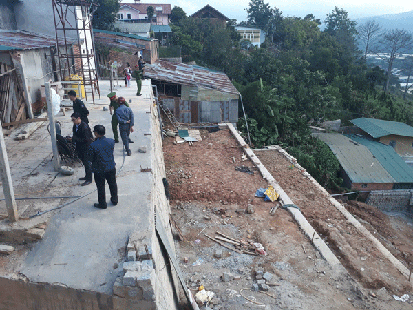 Công trình không phép lấn chiếm đất và xây dựng taluy kiên cố