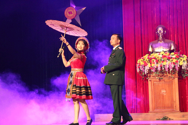 Tiết mục song ca “SaPa - nơi gặp gỡ đất trời” của Đội văn nghệ liên Phòng, Ban: Phòng Thông tin Khoa học Quân sự, Phòng Sau đại họ , Ban Tài chính & Thanh tra Quốc phòng