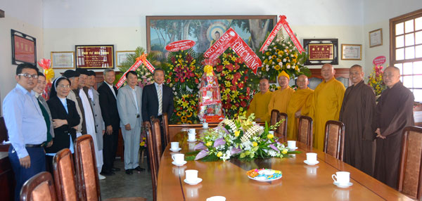 Đại diện UBMTTQ Việt Nam tỉnh và đại diện các tôn giáo bạn chúc mừng Phật đản
