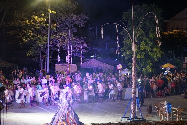 Bà con nhân dân trong huyện đến tham dự và chung vui trong ngày hội.