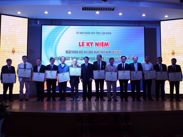 Trao Bằng khen của UBND tỉnh cho các có nhiều đóng góp tích cực cho khoa học công nghệ góp phần phát triển KT - XH