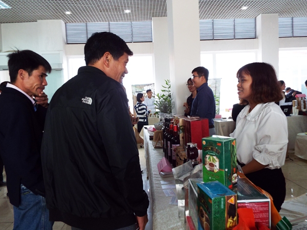Nhiều sản phẩm nông sản được trưng bày giới thiệu là minh chứng cho mối quan hệ mật thiết giữa khoa học công nghệ và doanh nghiệp
