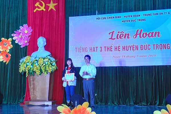 Trao giải cho các tiết mục đạt giải tại hội thi.