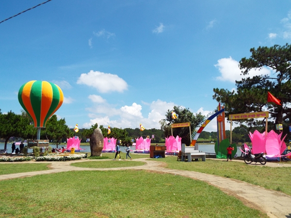 Không gian lễ Phật đản bên bờ hồ Xuân Hương