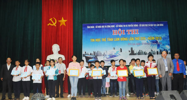 Trao giải cho các thí sinh