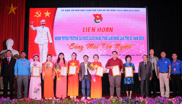 Trao giải cho các nhóm thi