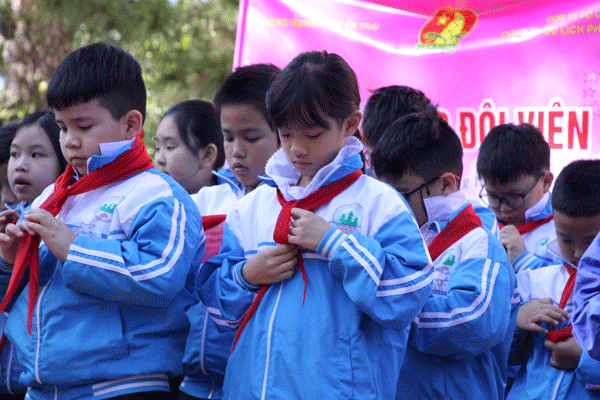 Sau chương trình Gala lồng ghép ăn trưa, giao lưu văn nghệ và nghỉ ngơi, học sinh lớp 5 tập trung lên xe, di chuyển đến Bảo Tàng Nghiên Cứu Khoa Học Tây Nguyên (Phân Viện Sinh Học), tham quan tìm hiểu về lịch sử, tài nguyên địa phương Đà Lạt, Lâm Đồng. Các em học sinh lớp 3 đi đến Nhà Lao Thiếu Nhi Đà Lạt tham quan, tìm hiểu mô hình tái dựng Nhà Lao Thiếu Nhi Đà Lạt và tham dự nội dung Kết Nạp Đội Viên mới. Thường, chương trình đối với học sinh trên địa bàn Đà Lạt và các vùng phụ cận chỉ gói gọn trong 1 ngày, cuối ngày, các em trở về trường được phụ huynh đón