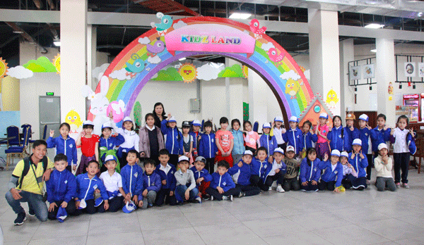 Xuất phát từ nhu cầu thực tế hiện nay của học sinh, phụ huynh và nhà trường, Công ty Phố Hoa đã triển khai các tour du lịch “Em là nông dân nhí” được hơn 4 năm và thường xuyên thay đổi về loại hình sản phẩm, địa điểm; lồng ghép thêm các hoạt động khác ngoài hoạt động dã ngoại, vui chơi… Hầu hết, các Trường tiểu học trên địa bàn thành phố Đà Lạt đã phối hợp với Công ty Du lịch Phố Hoa tổ chức các tour du lịch dã ngoại “Em là nông dân nhí”, như Trường Tiểu học (TH) Nguyễn Trãi, TH Mê Linh, THCS Quang Trung, TH Chu Văn An, TH Đạ K’Nàng, TH Lăng Tô… tạo nên những ấn tượng sâu sắc cho các em thiếu nhi, học sinh.
