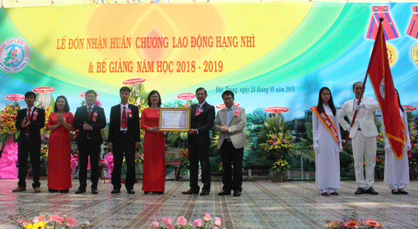Trường THPT Đức Trọng: Đón nhận Huân chương Lao động hạng Nhì