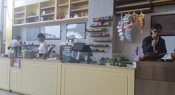 Lấy mẫu bánh bao có dấu hiệu bé trai 4 tuổi ăn bị ngộ độc đi kiểm nghiệm