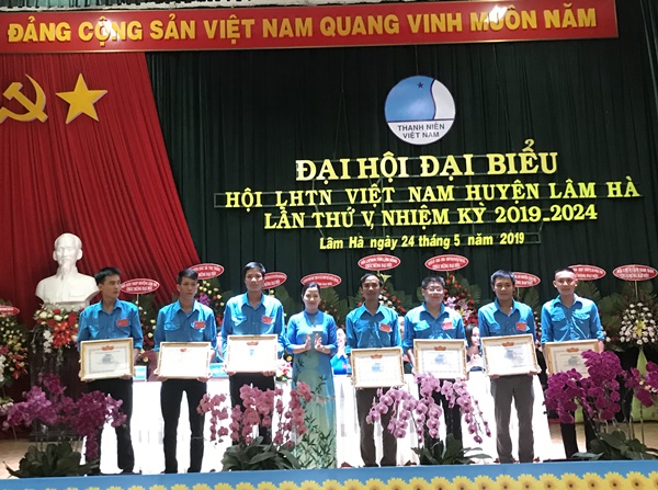 Tặng Bằng khen cho các tập thể và cá nhân