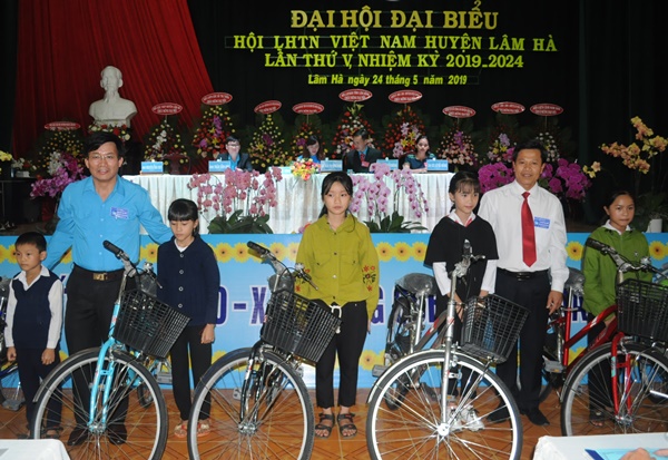 Tặng xe đạp cho học sinh nghèo vượt khó