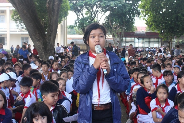 Các em học sinh nêu ý kiến tại diễn đàn