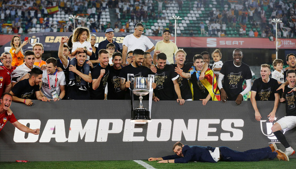 Messi ghi bàn, Barca vẫn mất Cúp nhà vua vào tay Valencia
