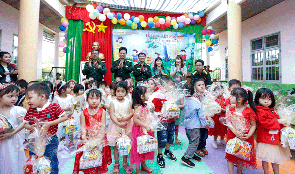 Học viện Lục quân thăm, tặng 75 phần quà cho trẻ em