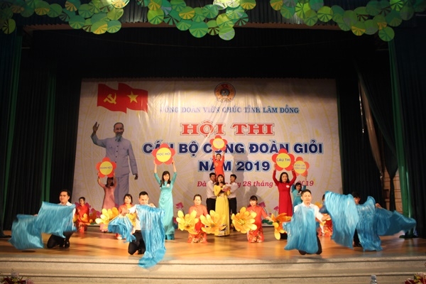 Tham gia dự thi phần thi ứng xử