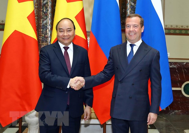 Thủ tướng Liên bang Nga Dmitri Medvedev đón Thủ tướng Nguyễn Xuân Phúc. (Ảnh: Thống Nhất/TTXVN)