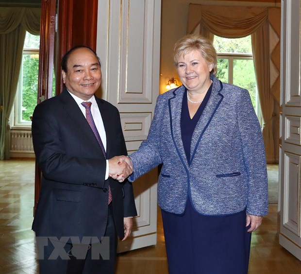 Thủ tướng Na Uy Erna Solberg đón Thủ tướng Nguyễn Xuân Phúc. (Ảnh: Thống Nhất/TTXVN)