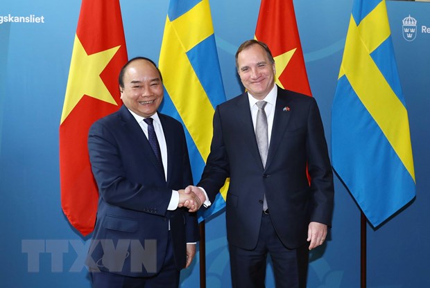 Thủ tướng Thụy Điển Stefan Löfven (bên phải) đón Thủ tướng Nguyễn Xuân Phúc. (Ảnh: Thống Nhất/TTXVN)