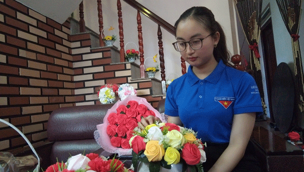 Nữ thủ lĩnh đoàn "thổi hồn" vào hoa giấy