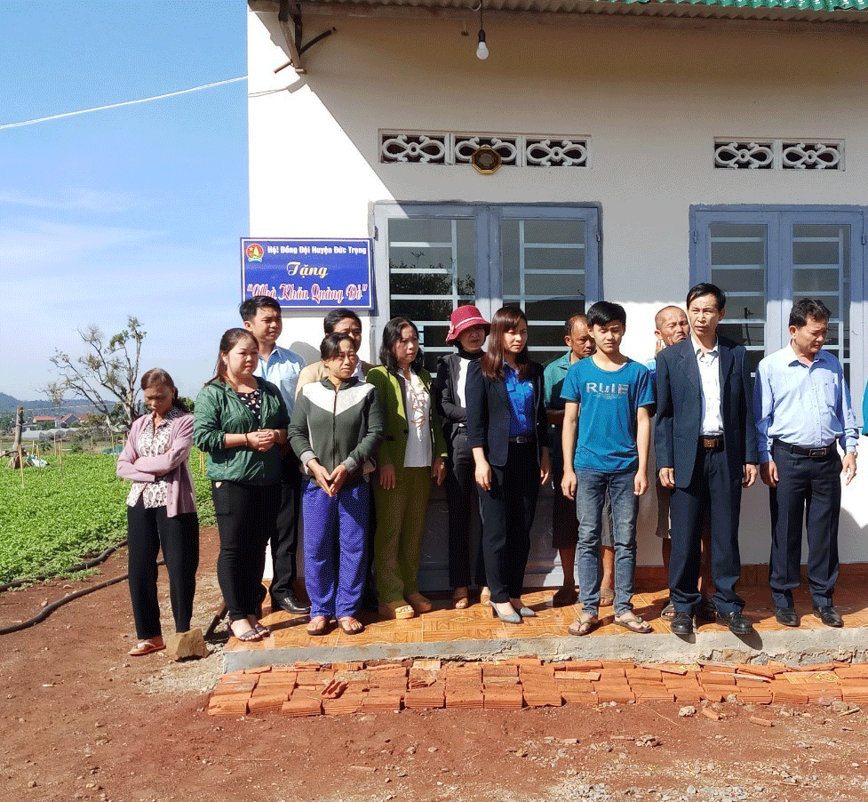 Trao Nhà khăn quàng đỏ cho học sinh có hoàn cảnh khó khăn
