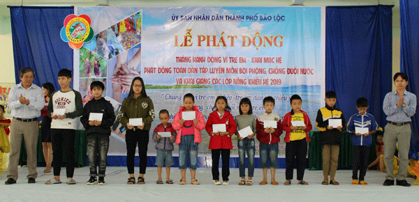 Tặng quà giúp trẻ em nghèo vượt khó