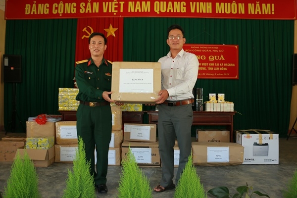 Tặng quà cho cán bộ công chức xã Đạ Chais