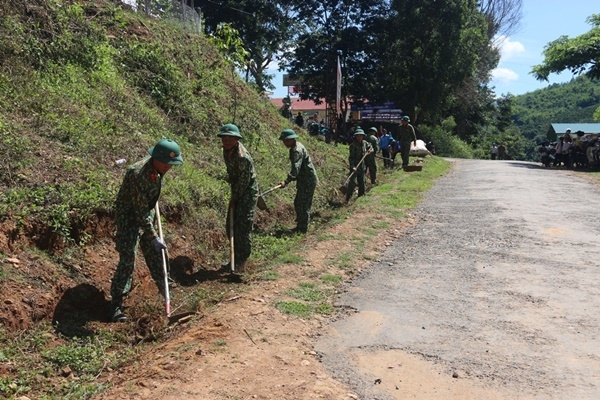 Cán bộ, chiến sĩ nạo vét mương thoát nước
