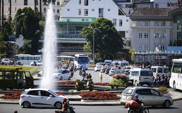 Lượng xe lên Đà Lạt đầu dịp hè năm 2019 bắt đầu tăng mạnh. Ảnh chụp sáng 2/6. Ảnh: C.PHONG